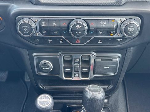 Used 2022 Jeep Gladiator Overland w/ Cold Weather Group AWD/4WD image 16