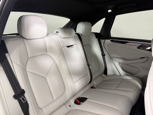 Certified 2025 Porsche Macan w/ Premium Package Plus AWD/4WD image 18