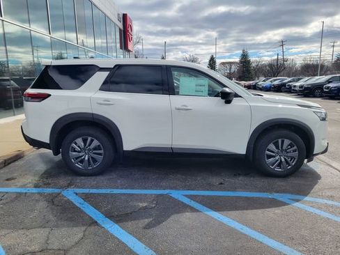 New 2025 Nissan Pathfinder S image 3