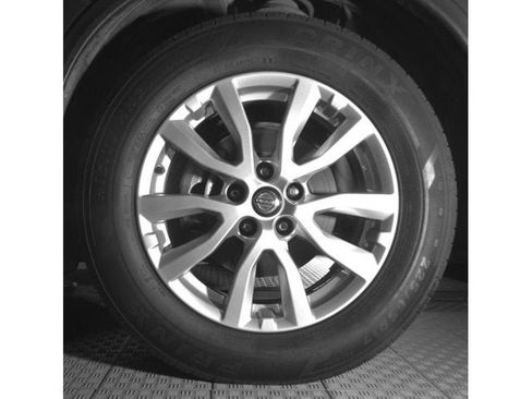 Used 2018 Nissan Rogue SV w/ Premium Package FWD image 12