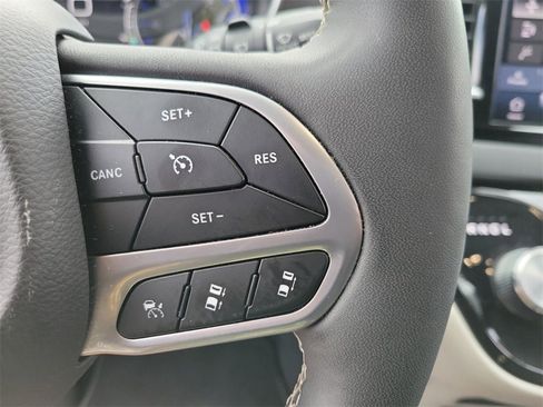 Certified 2024 Chrysler Pacifica Touring-L image 24