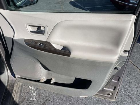 Used 2015 Toyota Sienna XLE w/ XLE Navigation Package image 46