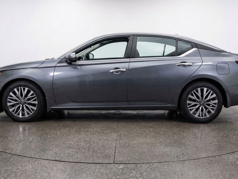 Used 2025 Nissan Altima 2.5 SV FWD image 5