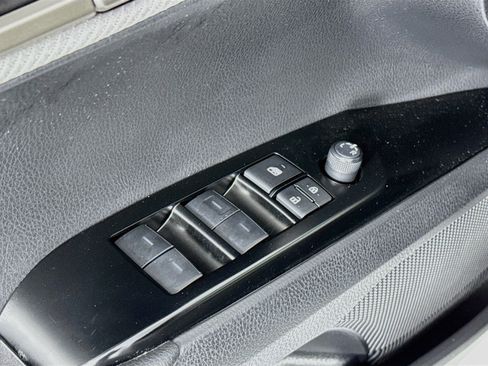 Used 2025 Toyota Camry SE AWD/4WD image 17