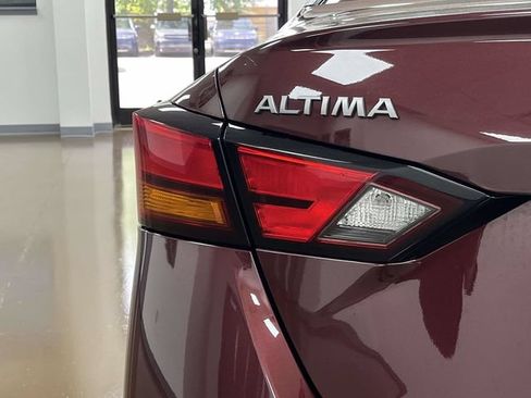 Used 2024 Nissan Altima 2.5 SV FWD image 12