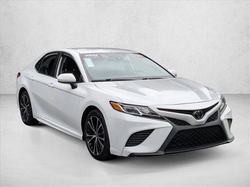 Used 2020 Toyota Camry SE image 3