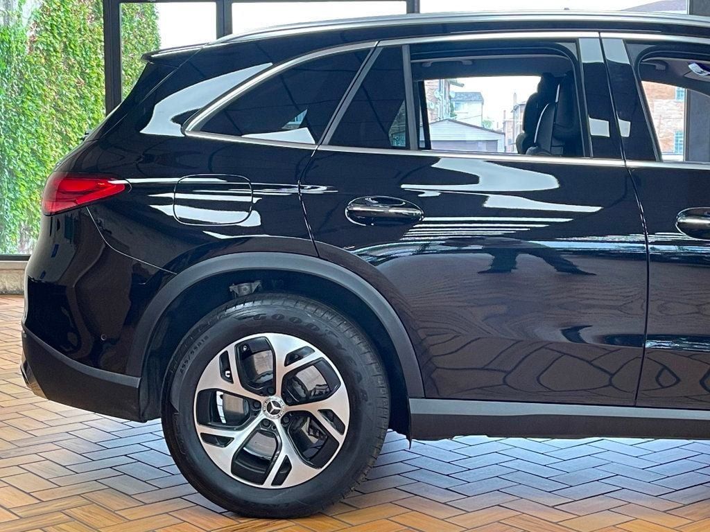 Used 2025 Mercedes-Benz GLC 350e 4MATIC image 9