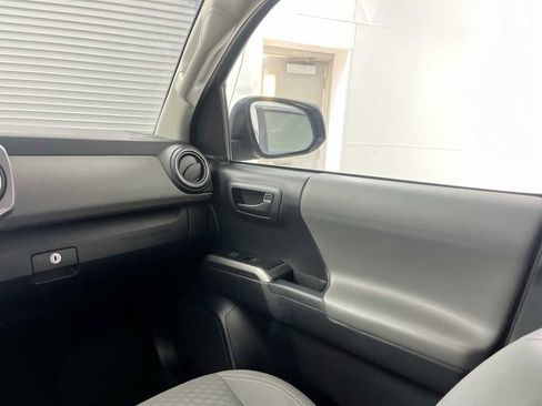 Used 2020 Toyota Tacoma SR5 AWD/4WD image 11