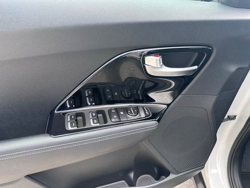 Certified 2022 Kia Niro EX FWD image 11
