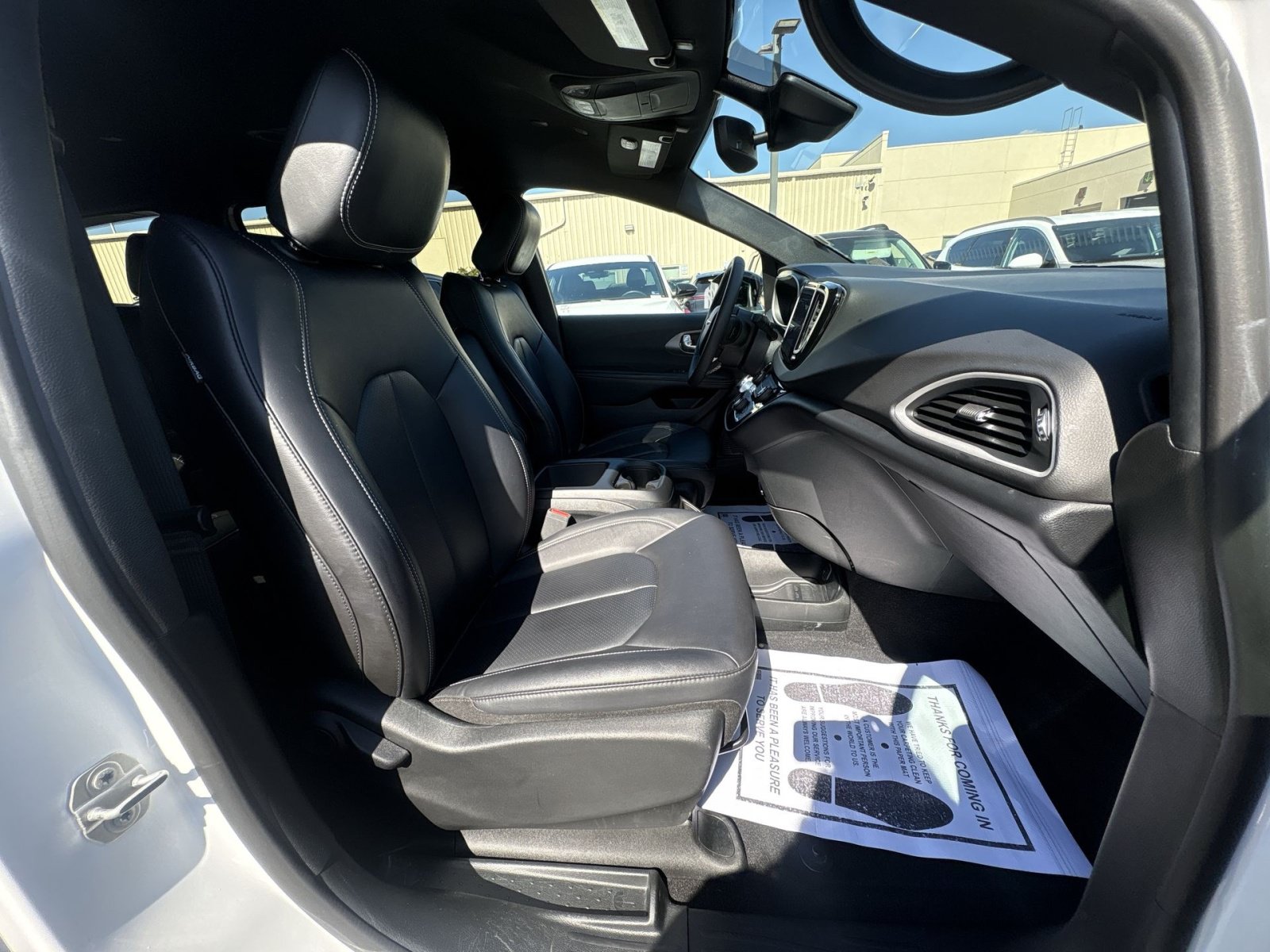 Used 2025 Chrysler Pacifica Select FWD image 28
