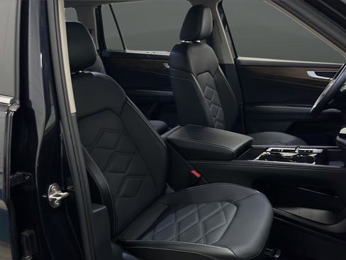 Used 2025 Volkswagen Atlas SE image 31