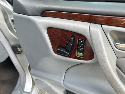 Used 2000 Mercedes-Benz E 320 Sedan image 23