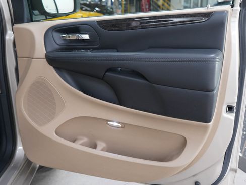 Used 2015 Dodge Grand Caravan SXT FWD image 9