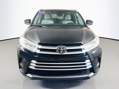 Used 2019 Toyota Highlander XLE FWD image 3