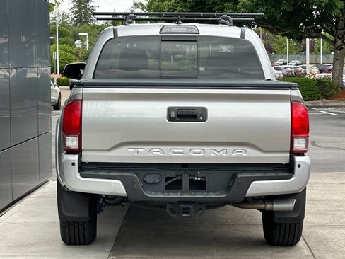 Used 2017 Toyota Tacoma TRD Sport w/ Premium & Technology Package AWD/4WD image 4