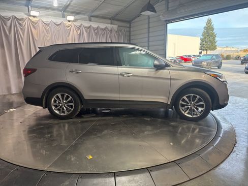 Used 2017 Hyundai Santa Fe SE image 4