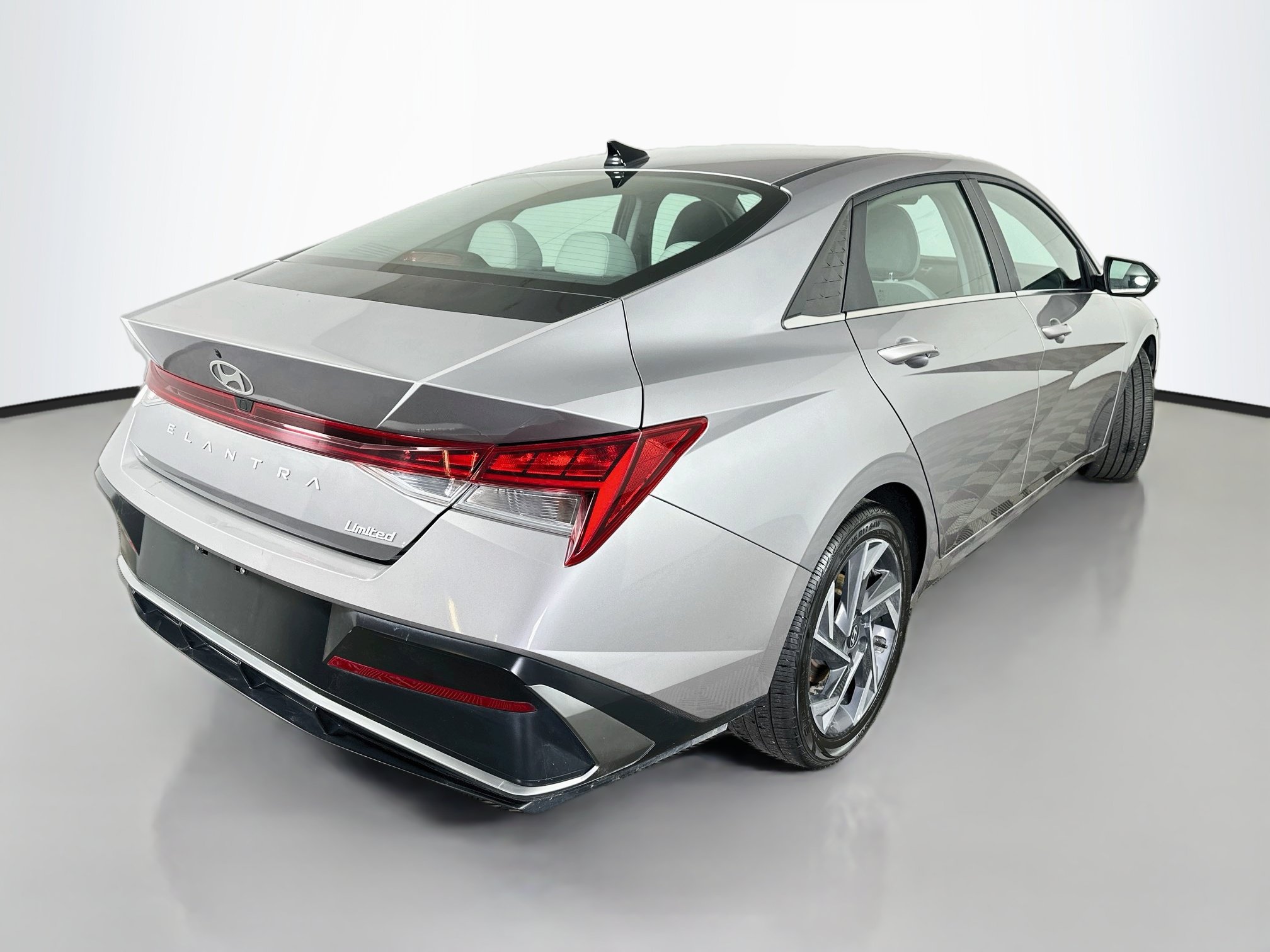 Certified 2025 Hyundai Elantra Limited FWD image 7