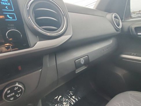 Used 2017 Toyota Tacoma TRD Sport w/ Exterior Package image 24