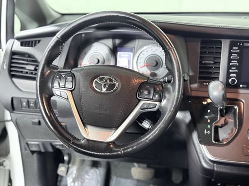 Used 2019 Toyota Sienna SE w/ SE Preferred Package AWD/4WD image 12