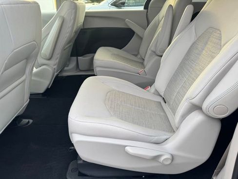Used 2019 Chrysler Pacifica Touring Plus FWD image 6