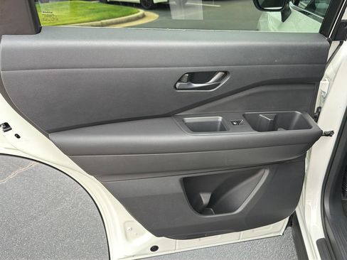Used 2024 Nissan Pathfinder S FWD image 17