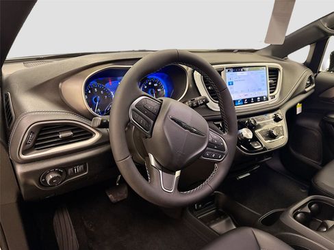New 2026 Chrysler Pacifica Select image 9
