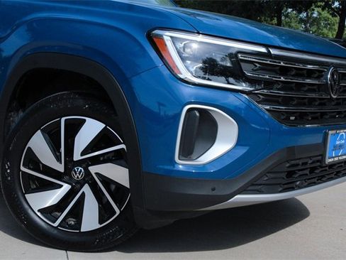 Certified 2025 Volkswagen Atlas SE image 2