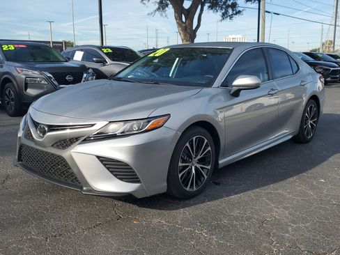 Used 2020 Toyota Camry SE image 3