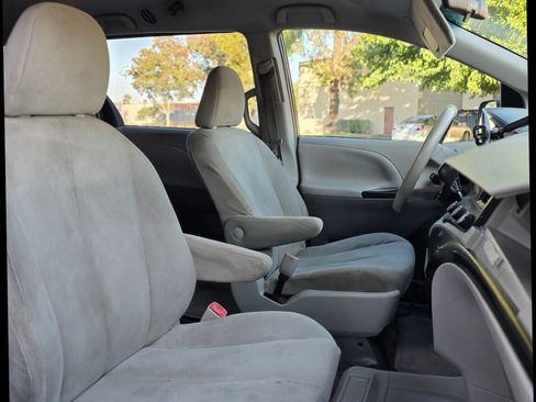 Used 2013 Toyota Sienna L w/ Towing Pkg FWD image 35