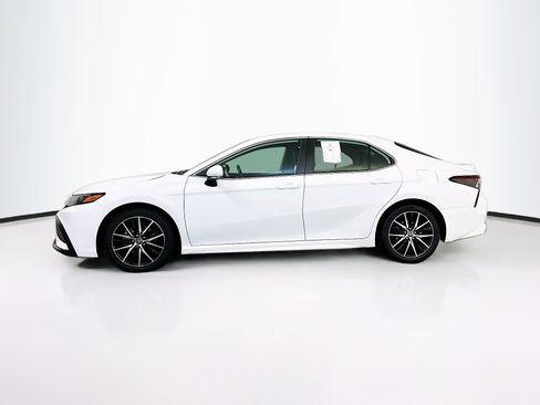 Used 2024 Toyota Camry SE FWD image 4