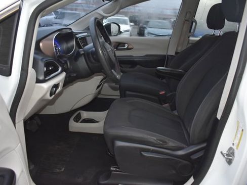 Used 2020 Chrysler Voyager L image 13