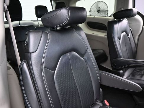 Used 2022 Chrysler Pacifica Touring-L FWD image 36