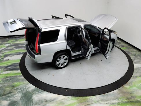 Used 2019 Cadillac Escalade Luxury RWD image 37