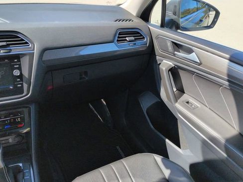Used 2023 Volkswagen Tiguan SE w/ Panoramic Sunroof Package image 17