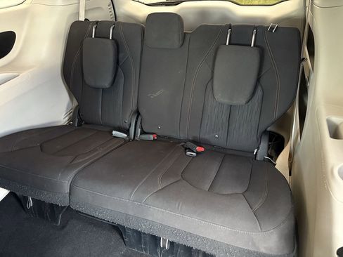Used 2020 Chrysler Pacifica Touring w/ Advanced Safetytec Group FWD image 29
