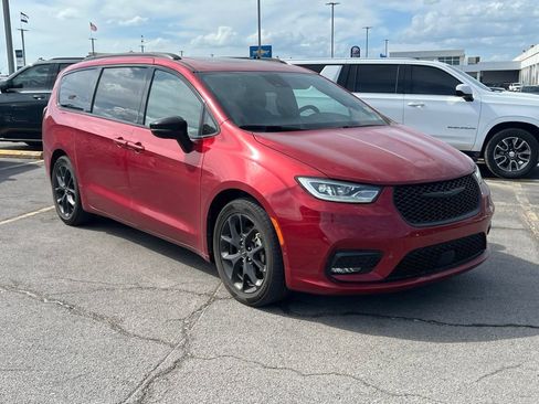 Used 2025 Chrysler Pacifica Limited FWD image 1