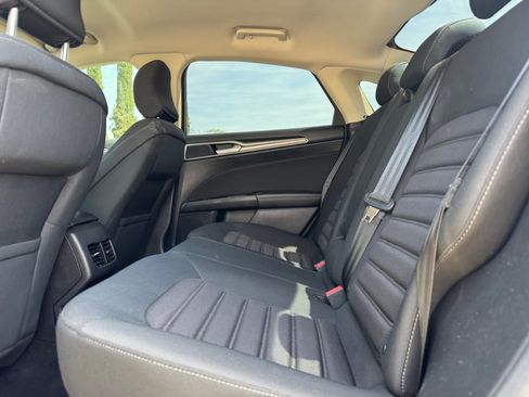 Used 2017 Ford Fusion SE w/ Fusion SE Technology Package FWD image 17