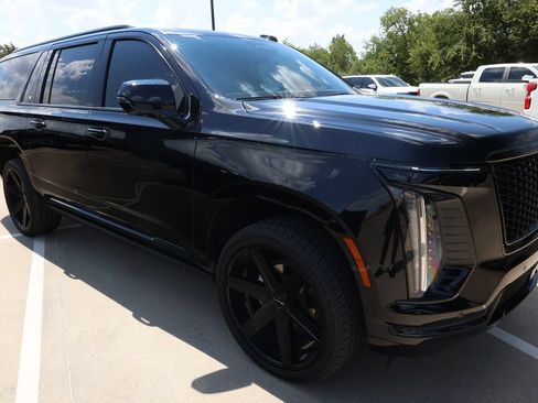 Used 2025 Cadillac Escalade ESV Sport AWD/4WD image 3
