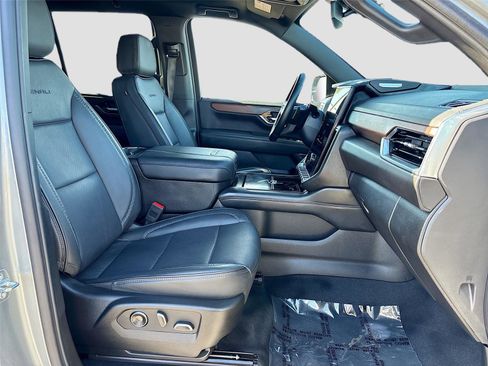 Used 2025 GMC Yukon Denali image 30