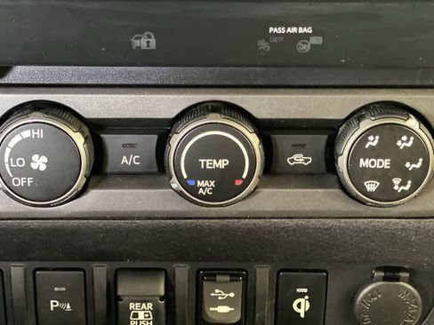 Used 2019 Toyota Tacoma TRD Off-Road w/ Technology Package AWD/4WD image 21