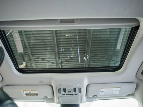 Used 2022 Toyota Highlander XLE AWD/4WD image 31