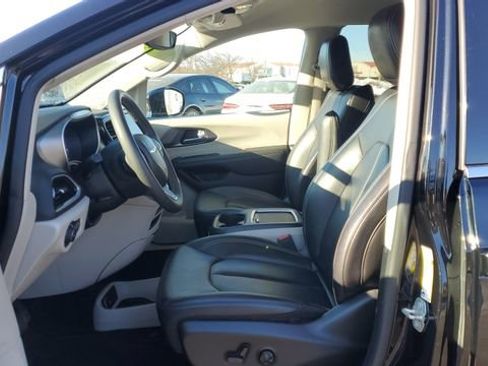 Certified 2024 Chrysler Pacifica Touring-L image 5