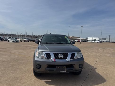 Used 2017 Nissan Frontier SV image 3