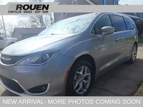 Used 2018 Chrysler Pacifica Touring Plus w/ Tire & Wheel Group FWD image 1