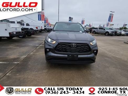 Used 2024 Toyota Highlander XLE AWD/4WD image 3