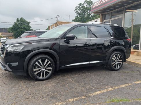 Used 2023 Nissan Pathfinder Platinum w/ Cargo Package AWD/4WD image 4