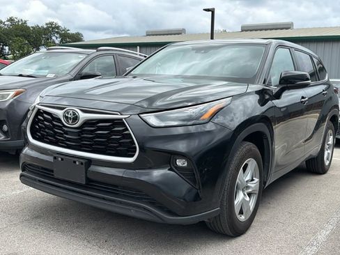 Used 2025 Toyota Highlander LE FWD image 10