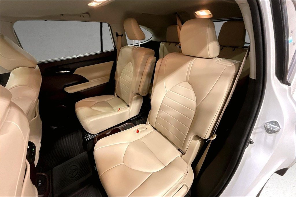 Used 2020 Toyota Highlander XLE AWD/4WD image 23