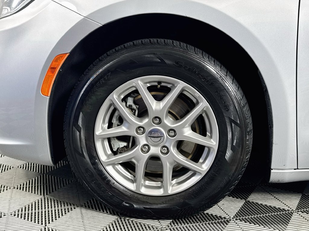 Used 2024 Chrysler Pacifica Touring-L FWD image 31