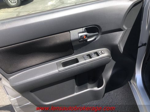 Used 2010 Scion xB FWD image 9
